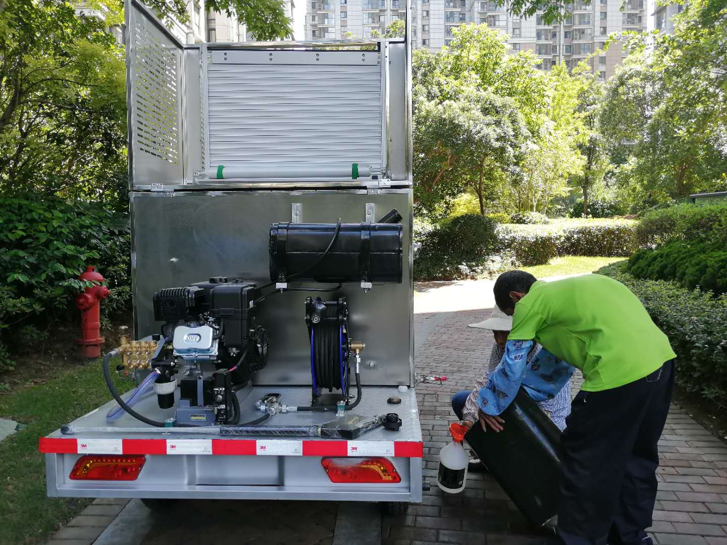 凯驰高压清洗机行驶在无锡小区的路上